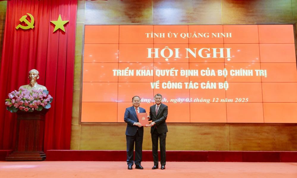 Đồng chí Lê Minh Hưng, Ủy viên Bộ Chính trị, Bí thư Trung ương Đảng, Trưởng Ban Tổ chức Trung ương trao quyết định cho đồng chí Quản Minh Cường, Bí thư Tỉnh ủy Quảng Ninh.