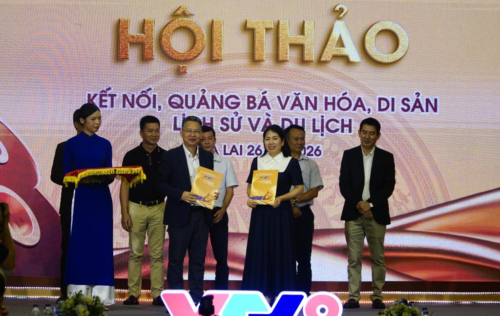 Trung tâm Truyền hình Việt Nam khu vực miền Trung – Tây Nguyên (VTV8) trao thỏa thuận hợp tác truyền thông với Báo và Phát thanh, Truyền hình Cao Bằng.