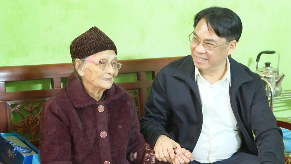 Bí thư Tỉnh ủy Phan Thăng An thăm Mẹ Việt Nam Anh hùng Lâm Thị Mèn tại Tổ dân phố Hợp Giang 1, phường Thục Phán.