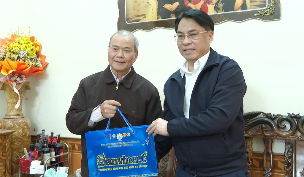 Bí thư Tỉnh ủy Phan Thăng An thăm đồng chí Hoàng Trung Phong, nguyên Phó Bí thư Thường trực Tỉnh ủy.