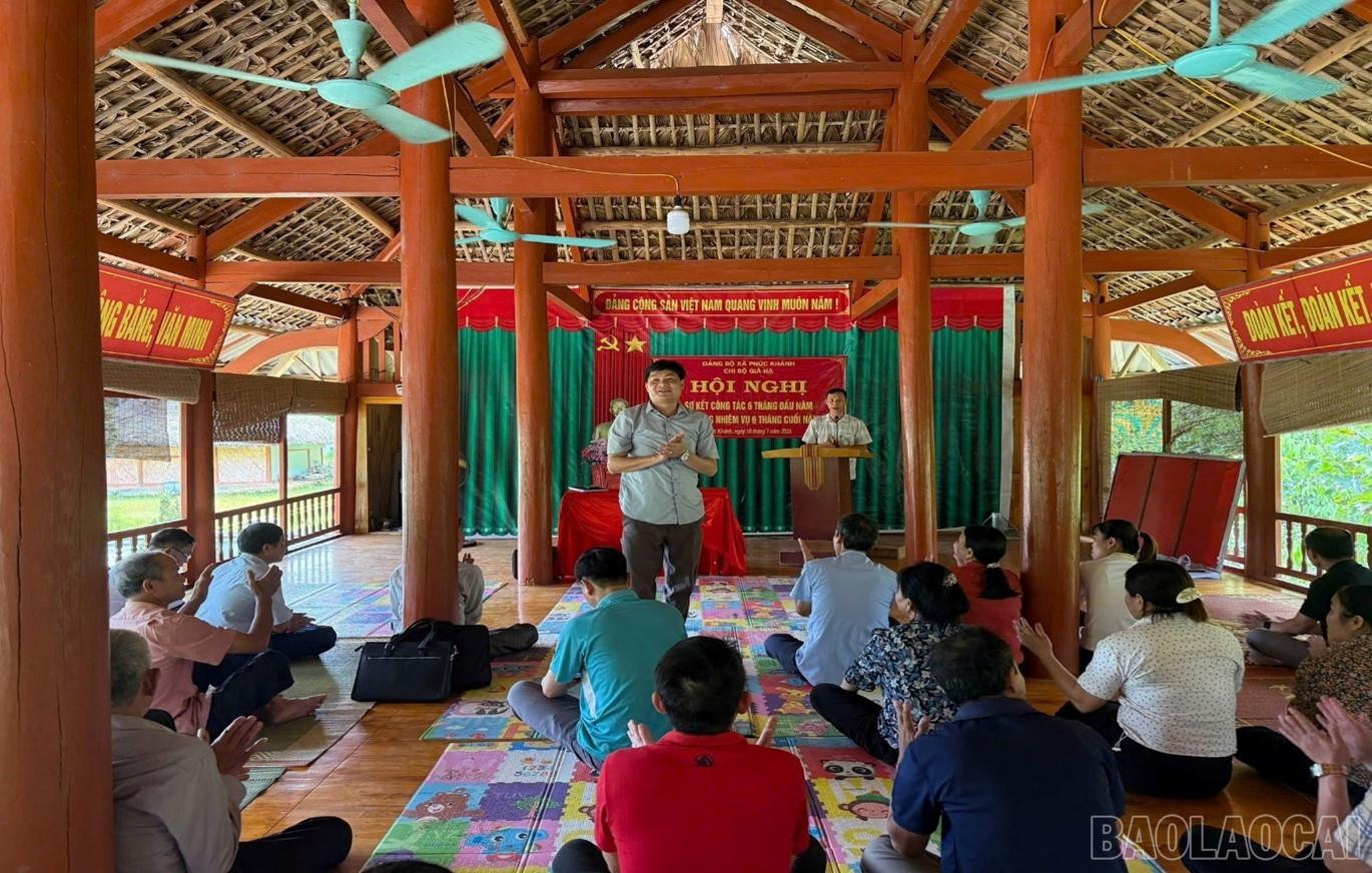 Đồng ch&iacute; Ho&agrave;ng Quốc H&ugrave;ng - B&iacute; thư Đảng ủy, Chủ tịch HĐND x&atilde; dự sinh hoạt tại Chi bộ Gi&agrave; Hạ Ảnh: Th&uacute;y Quỳnh