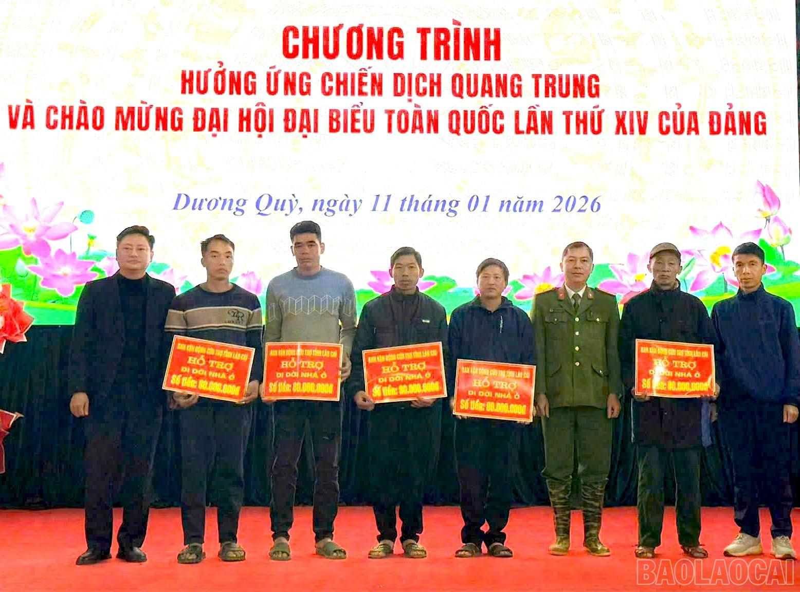 baolaocai-br_lanh-dao-xa-duong-quy-trao-tien-ho-tro-tu-ban-van-dong-cuu-tro-tinh-lao-cai-cho-cac-ho-dan-2-2099.jpg