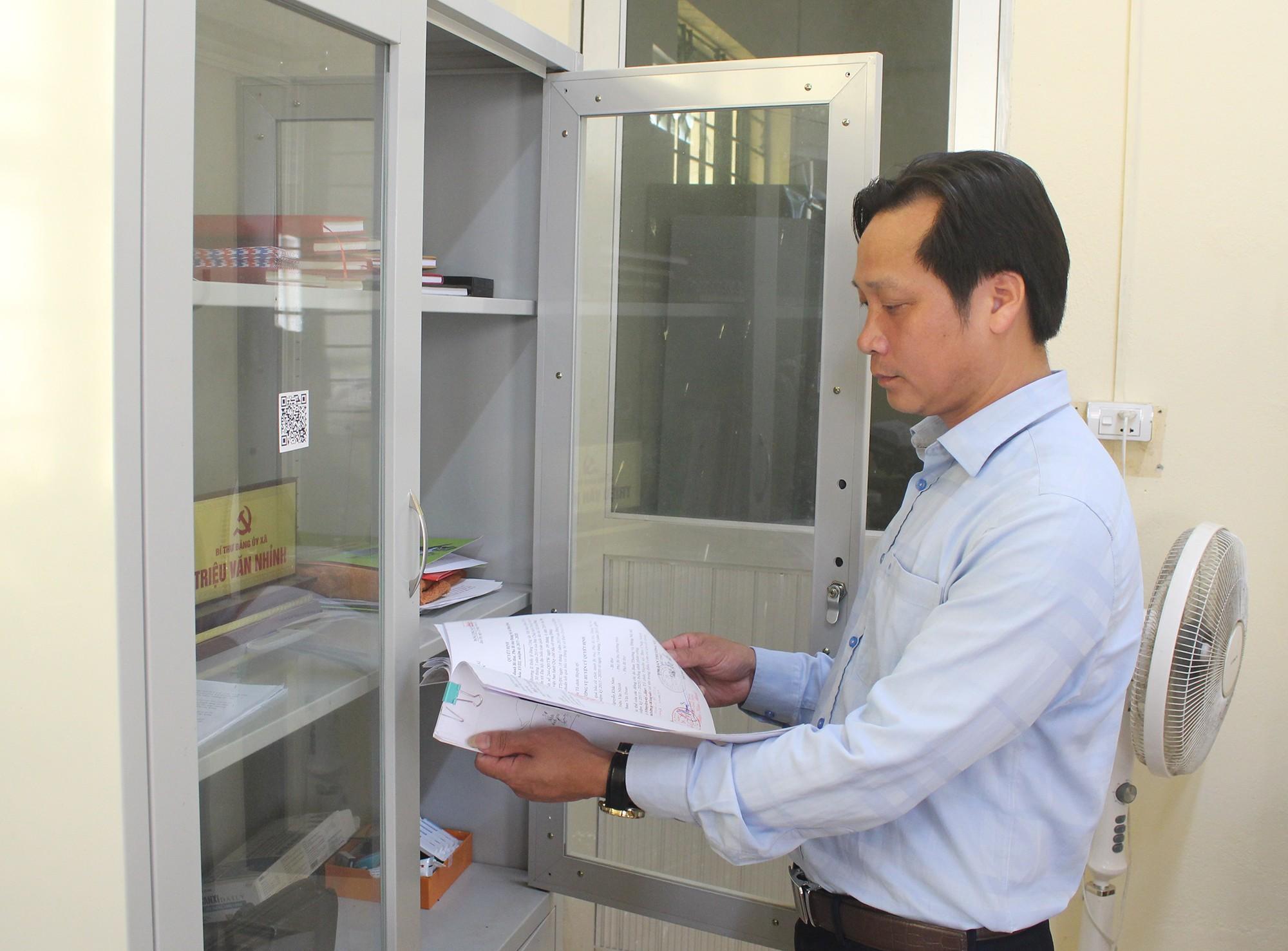 Ông Triệu Văn Nhỉnh - Chủ tịch Ủy ban Mặt trận Tổ quốc Việt Nam xã Thượng Hà kiểm tra hồ sơ công tác của cán bộ không chuyên trách. img-6761.jpg