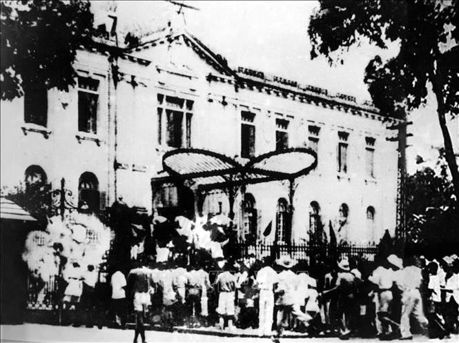 Ng&agrave;y 19/8/1945, sau cuộc m&iacute;t tinh tại Quảng trường Nh&agrave; h&aacute;t Lớn, quần ch&uacute;ng nh&acirc;n d&acirc;n Thủ đ&ocirc; đ&atilde; đ&aacute;nh chiếm Bắc Bộ phủ, cơ quan đầu n&atilde;o của ch&iacute;nh quyền tay sai Ph&aacute;p ở Bắc Bộ.