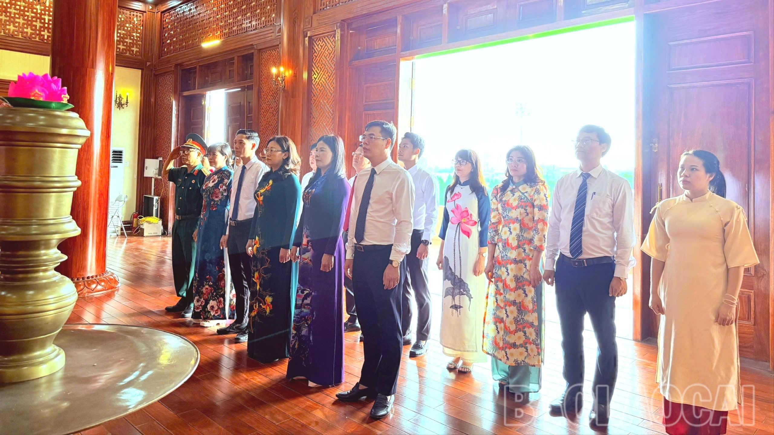 Đoàn đại biểu tỉnh báo công dâng Bác. Đoàn đại biểu tỉnh báo công dâng Bác.