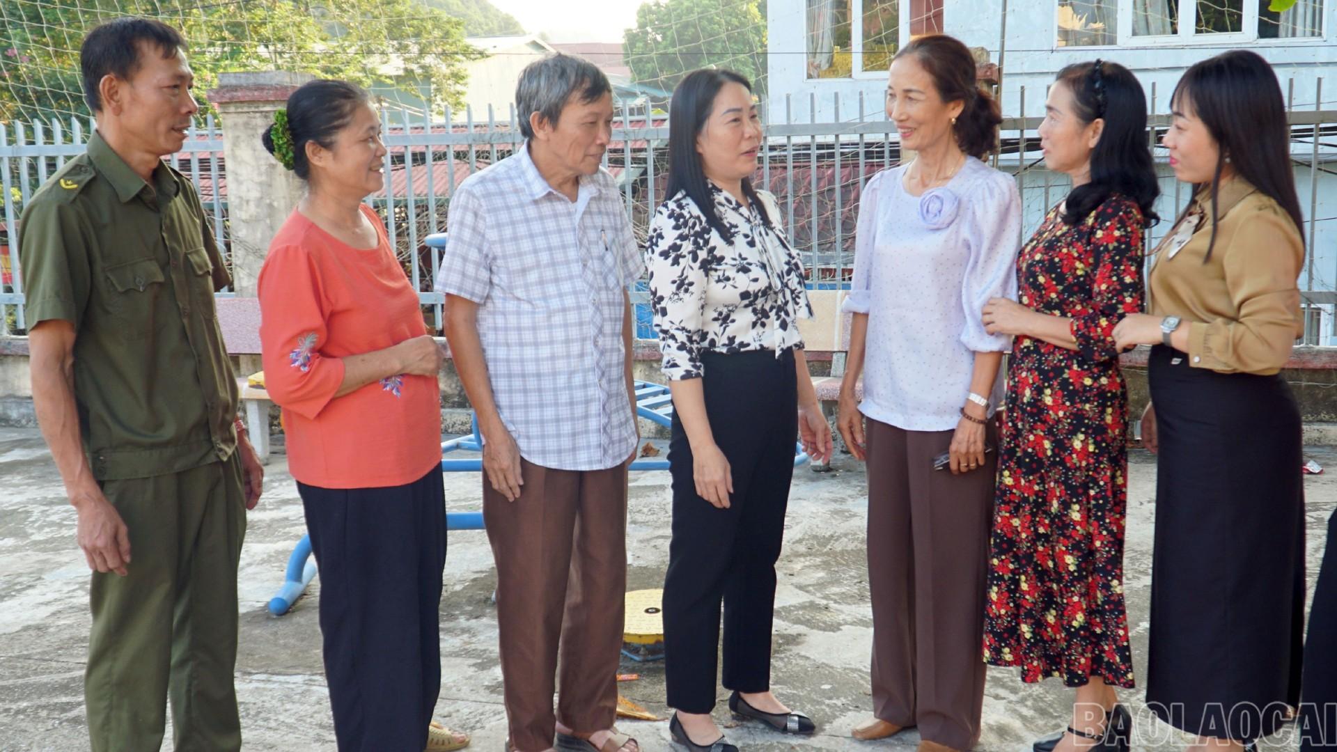 Tổ tuyên vận tổ dân phố Yên Minh, phường Nam Cường trao đổi với Ban Tuyên vận của phường phường Nam Cường về công tác Tuyên vận trên địa bàn. 13-10-tuyenvan.jpg