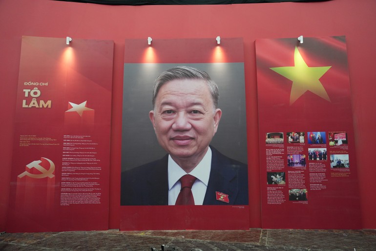 Hình ảnh và tiểu sử đồng chí Tô Lâm, Tổng Bí thư Ban Chấp hành Trung ương Đảng Cộng sản Việt Nam tại Triển lãm chuyên đề “95 năm Cờ Đảng soi đường".