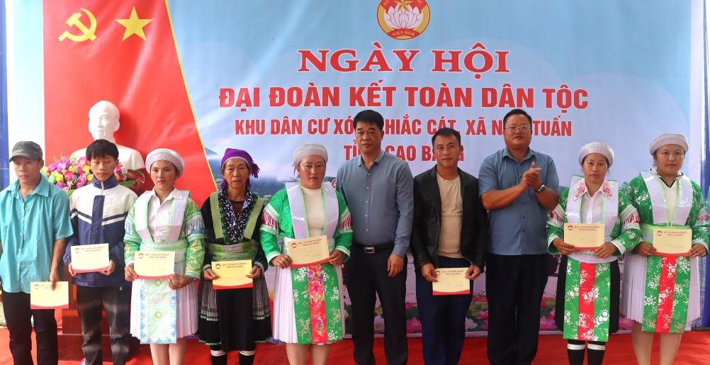 lãnh đạo tỉnh, xã tặng quà cho các hộ nghèo xóm Phiắc Cát.