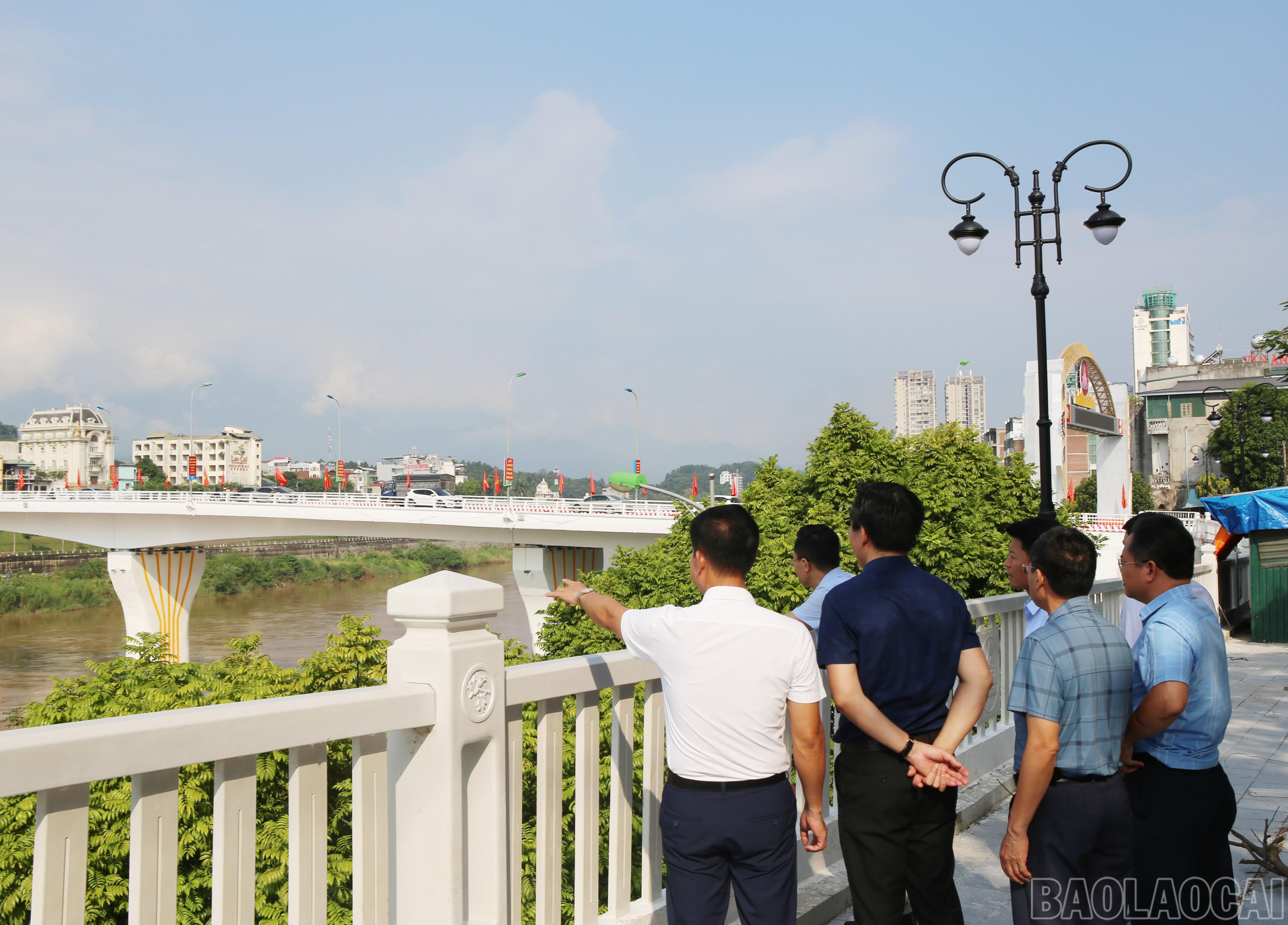 Kiểm tra việc trang trí khánh tiết tại khu vực cầu Cốc Lếu. baolaocai-br_4.jpg