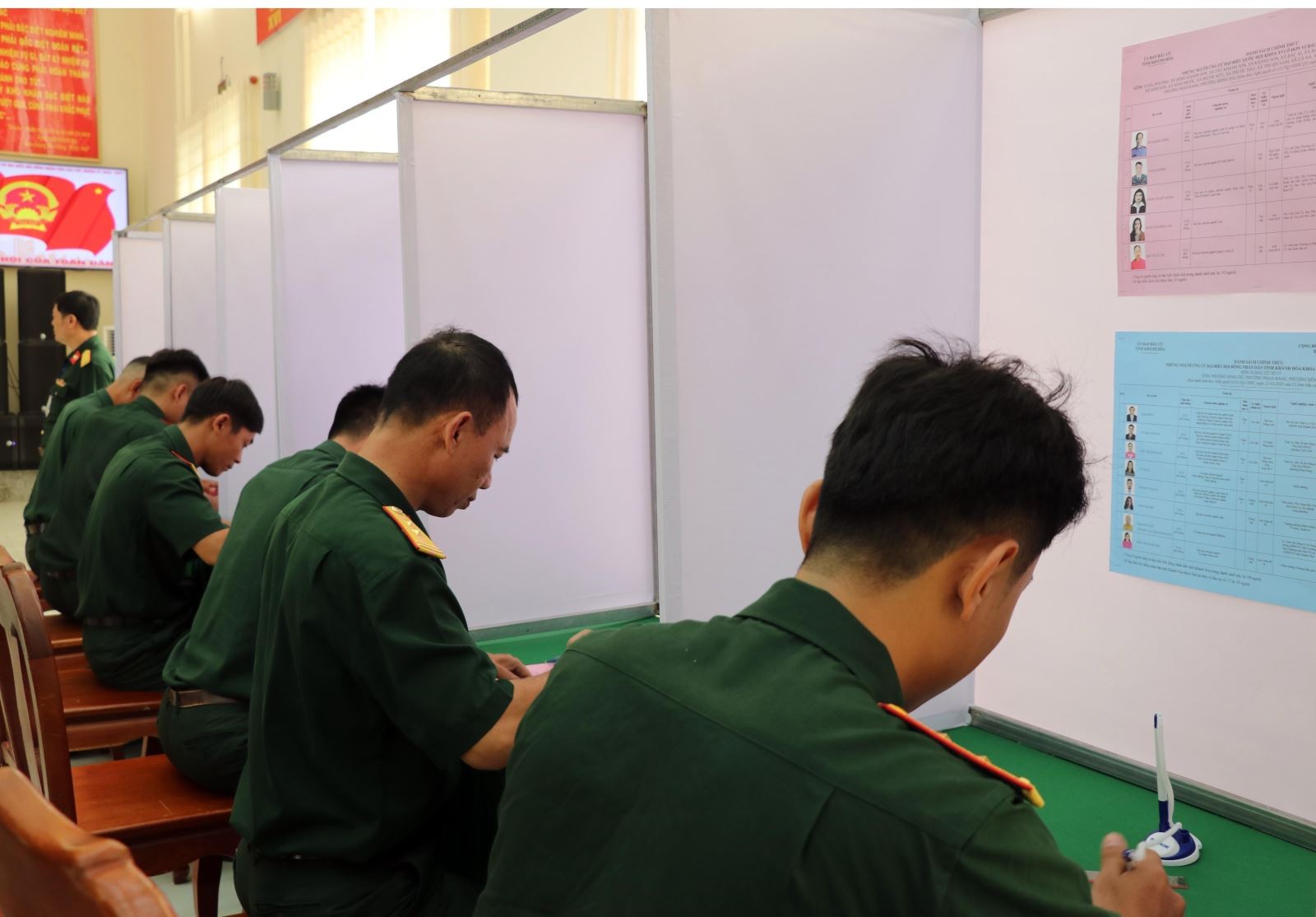Khu vực dành cho cử tri gạch phiếu bầu khi tham gia bầu cử.