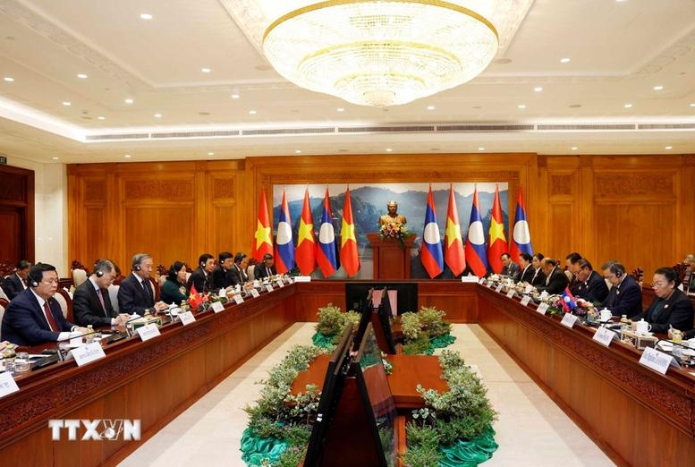 Tổng Bí thư Tô Lâm và Chủ tịch Quốc hội Lào bày tỏ vui mừng chứng kiến quan hệ hợp tác hết sức chặt chẽ, hiệu quả giữa Quốc hội hai nước.
