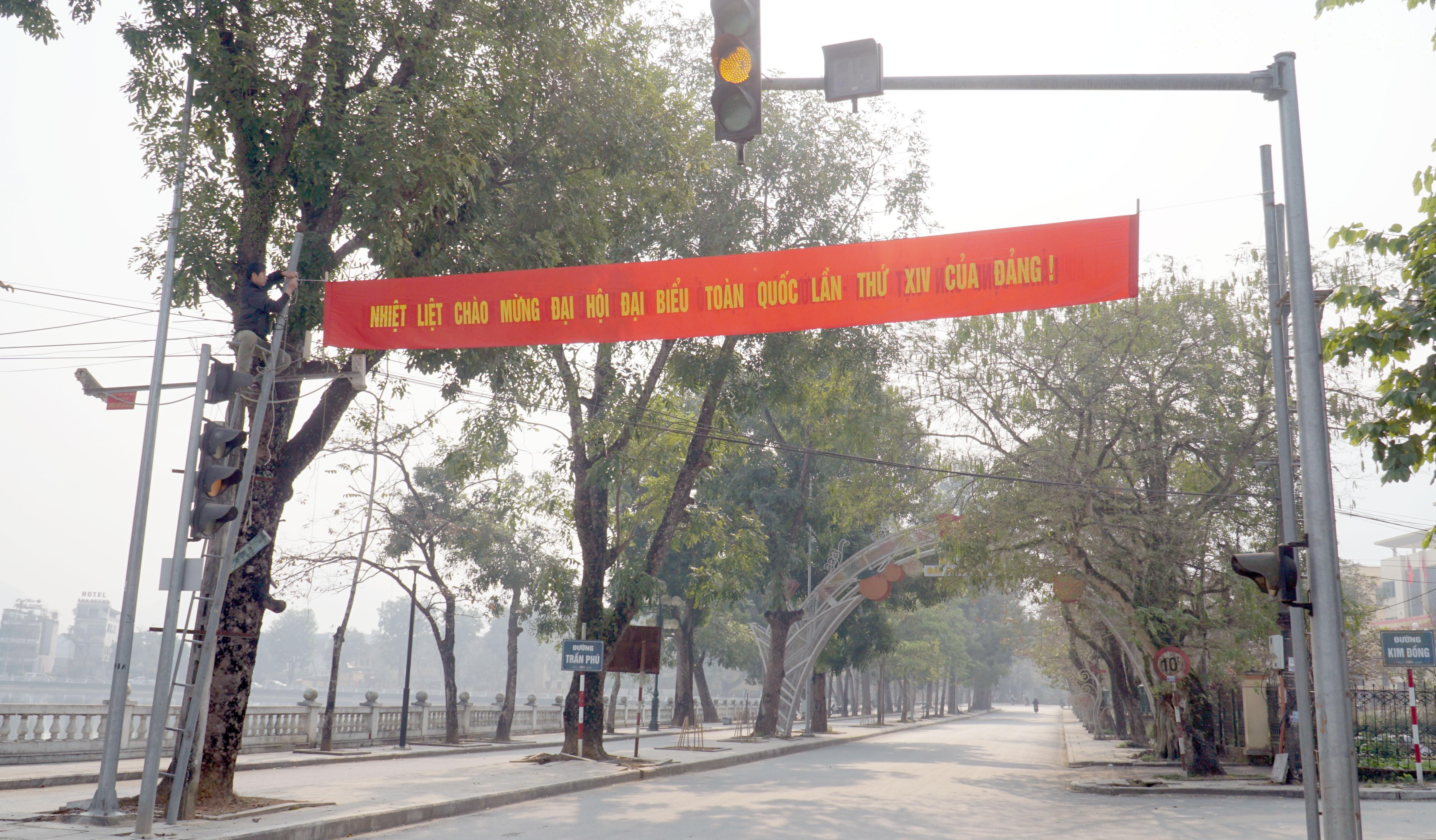 Tại c&aacute;c n&uacute;t giao th&ocirc;ng, khu vực đ&ocirc;ng người qua lại, c&aacute;c cụm pa n&ocirc;, &aacute;p ph&iacute;ch, băng r&ocirc;n với nội dung ch&agrave;o mừng đại hội được bố tr&iacute; nổi bật, h&agrave;i h&ograve;a về m&agrave;u sắc .