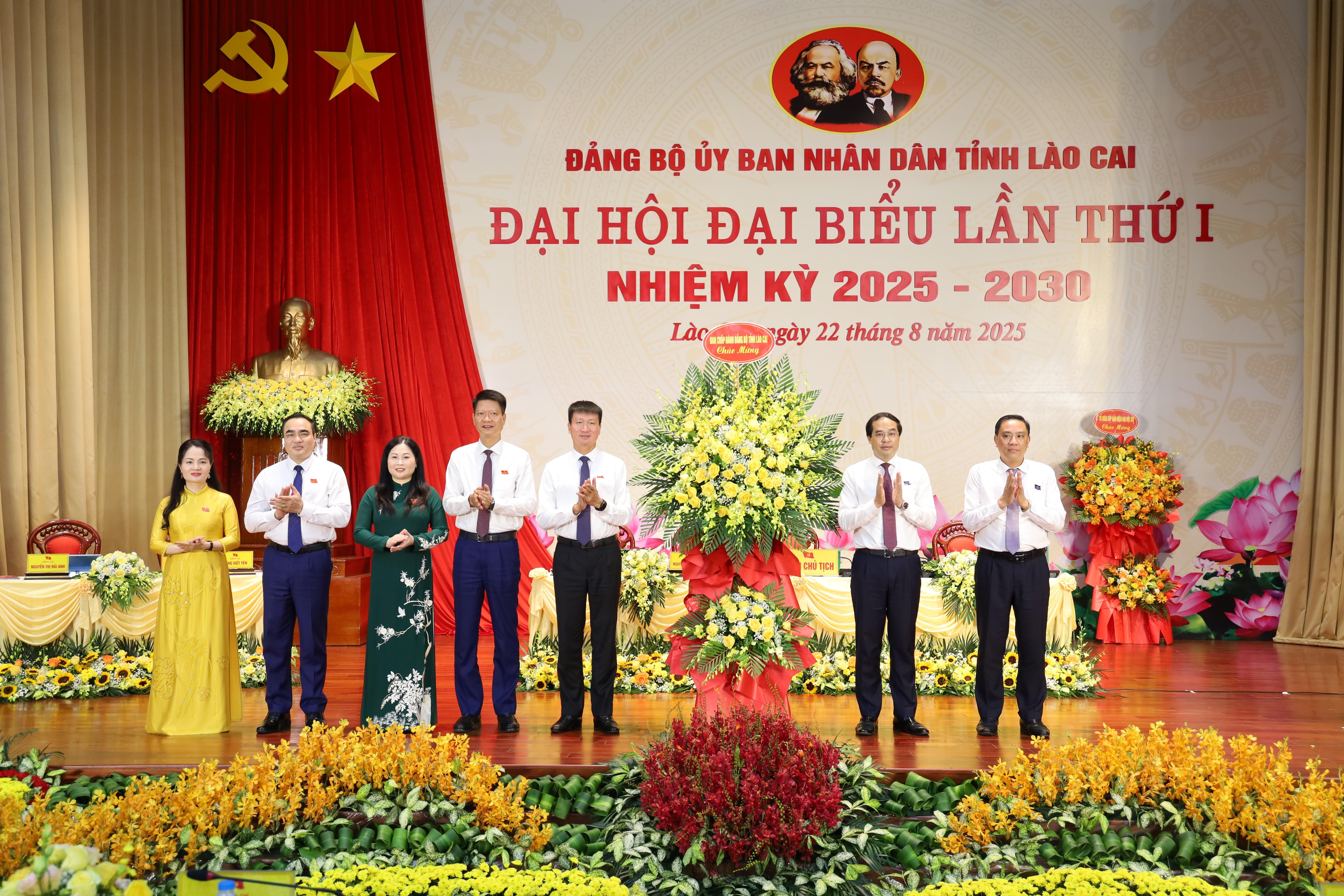 Các đồng chí Thường trực Tỉnh ủy tặng hoa chúc mừng Đại hội.