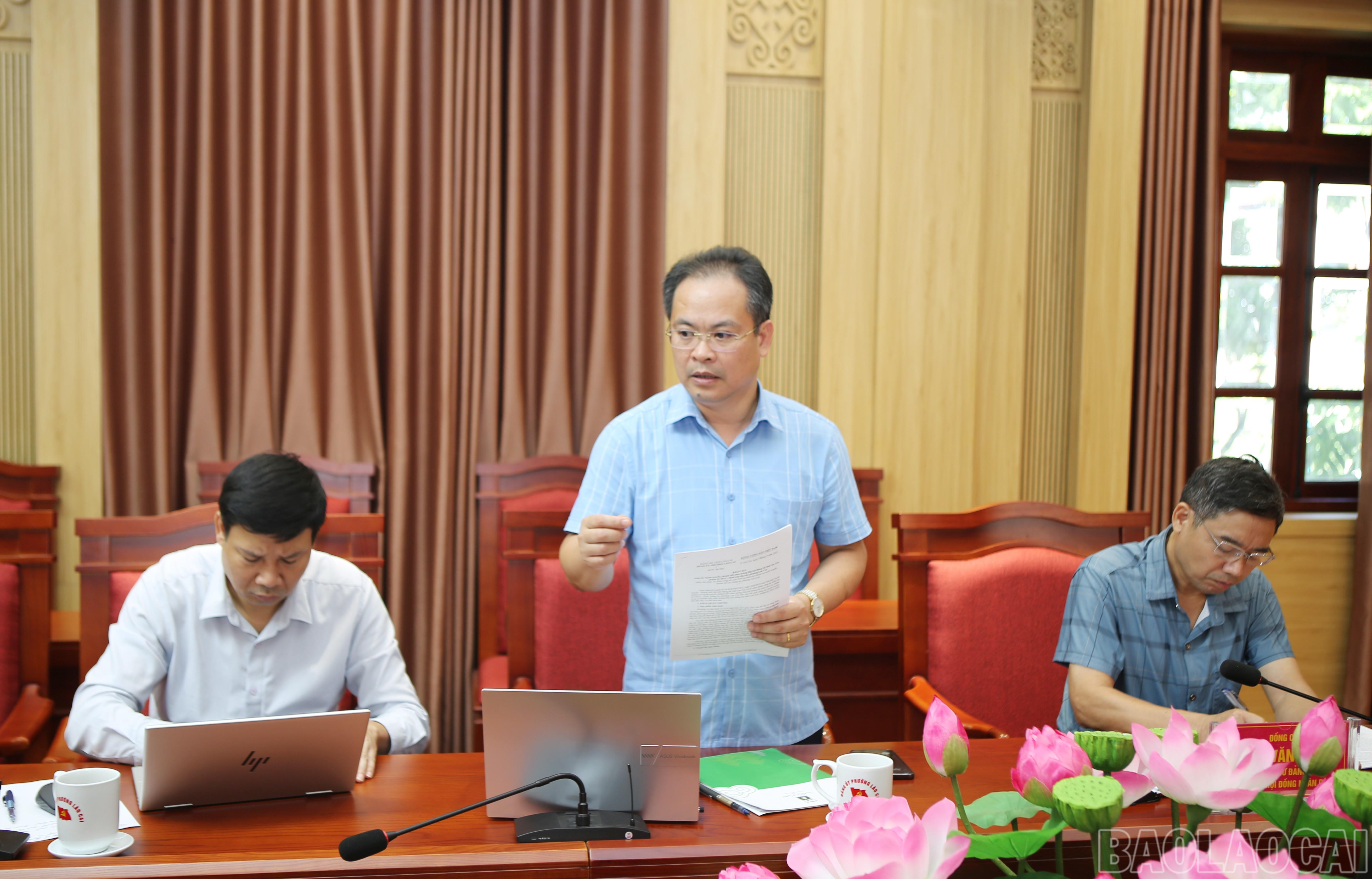 Lãnh đạo Sở Văn hóa, Thể thao và Du lịch đề nghị địa phương lưu ý một số nội dung tuyên truyền trực quan. baolaocai-br_8.jpg