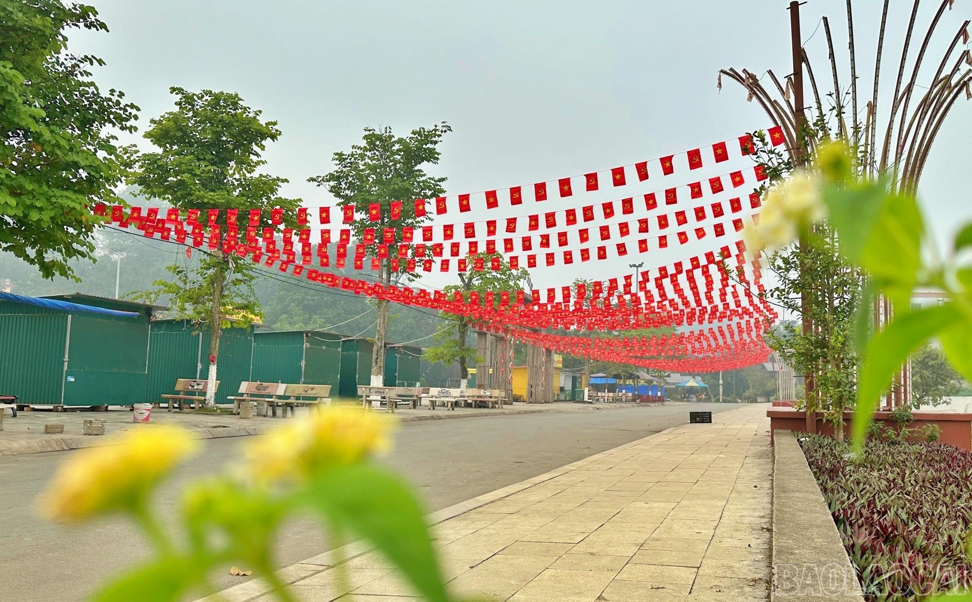 Tr&ecirc;n c&aacute;c trục đường ch&iacute;nh, cờ tổ quốc, băng r&ocirc;n, khẩu hiệu được treo đồng loạt, tạo n&ecirc;n sắc đỏ rực rỡ ch&agrave;o mừng Đại hội.