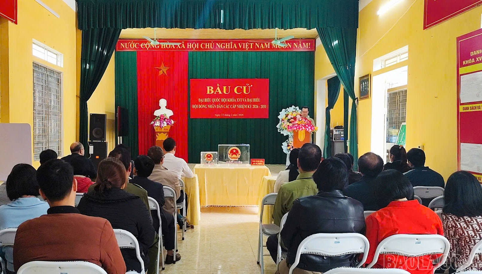 Quang cảnh buổi chạy thử nghiệm quy trình bỏ phiếu tại Tổ bầu cử số 1, phường Nghĩa Lộ. baolaocai-br_toan-canh-buoi-chay-thu-o-don-vi-bau-cu-so-1.jpg
