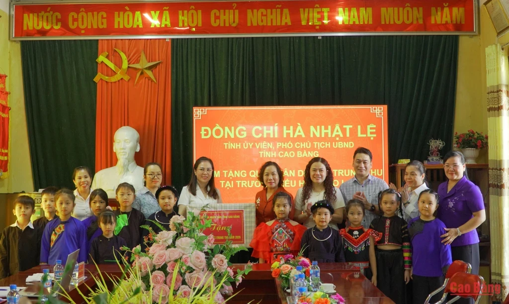 Phó Chủ tịch UBND tỉnh Hà Nhật Lệ tặng quà học sinh Trường Tiểu học Bảo Lạc.