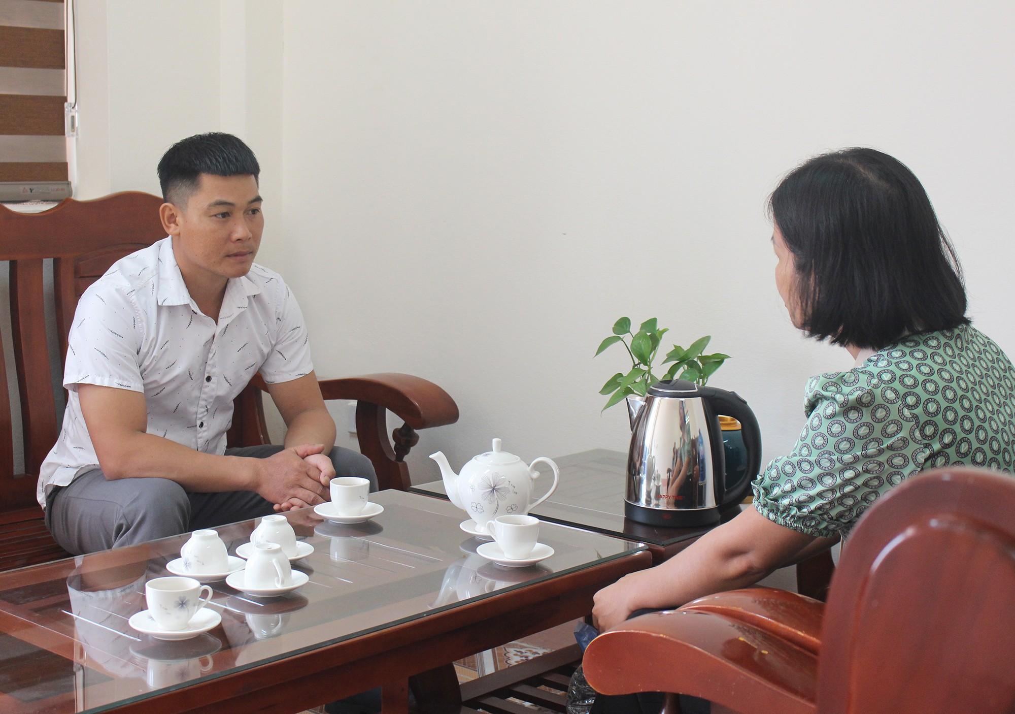 Anh Hoàng Quang Vinh chia sẻ tâm tư, nguyện vọng của mình với lãnh đạo xã Bản Lầu. img-6594.jpg