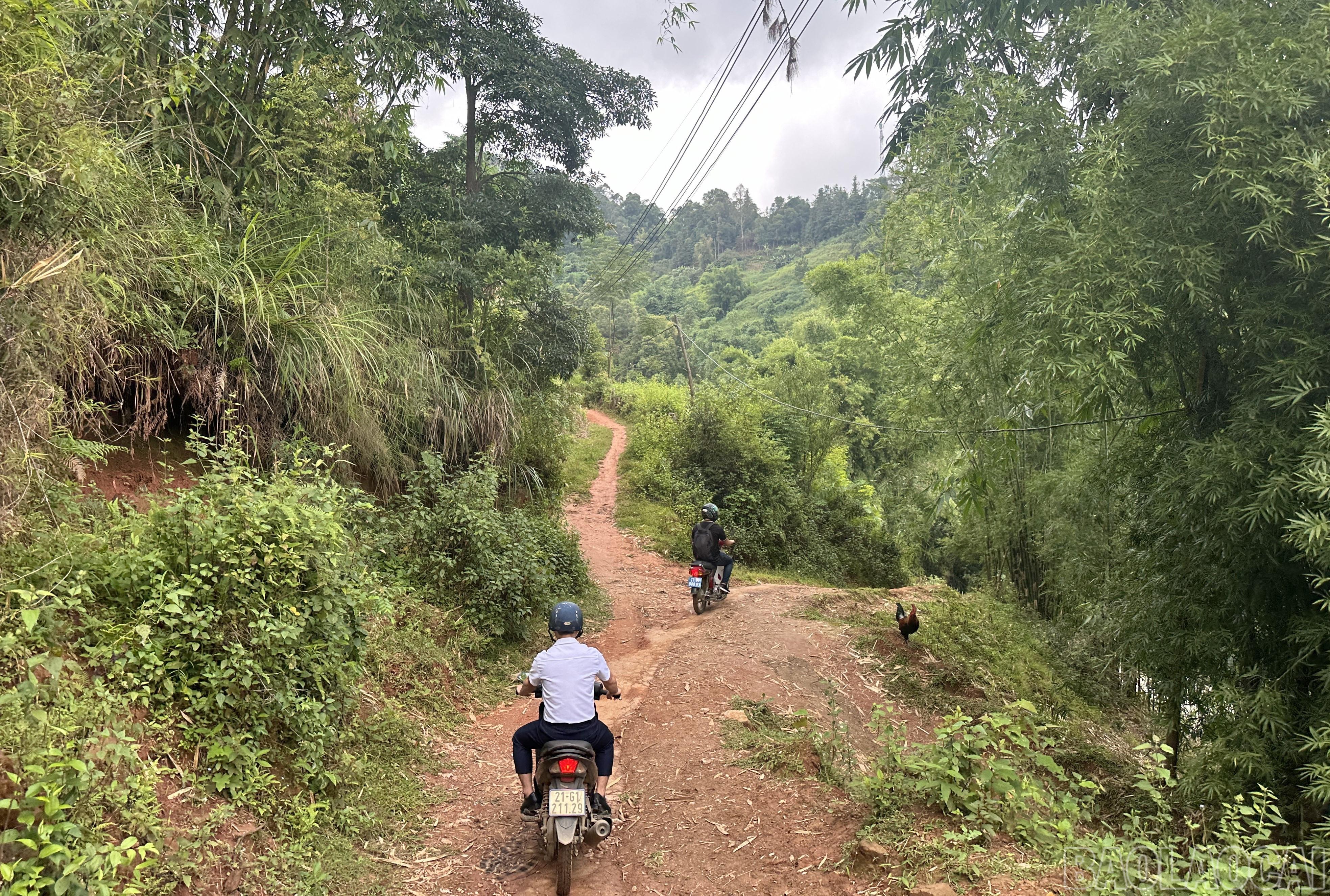 Một phần của đoạn đường nhỏ dẫn vào Háng Blaha B. baolaocai-br_2-8258.jpg