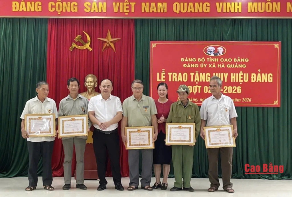 Lãnh đạo xã Hà Quảng trao Huy hiệu 45 tuổi Đảng cho các đảng viên.