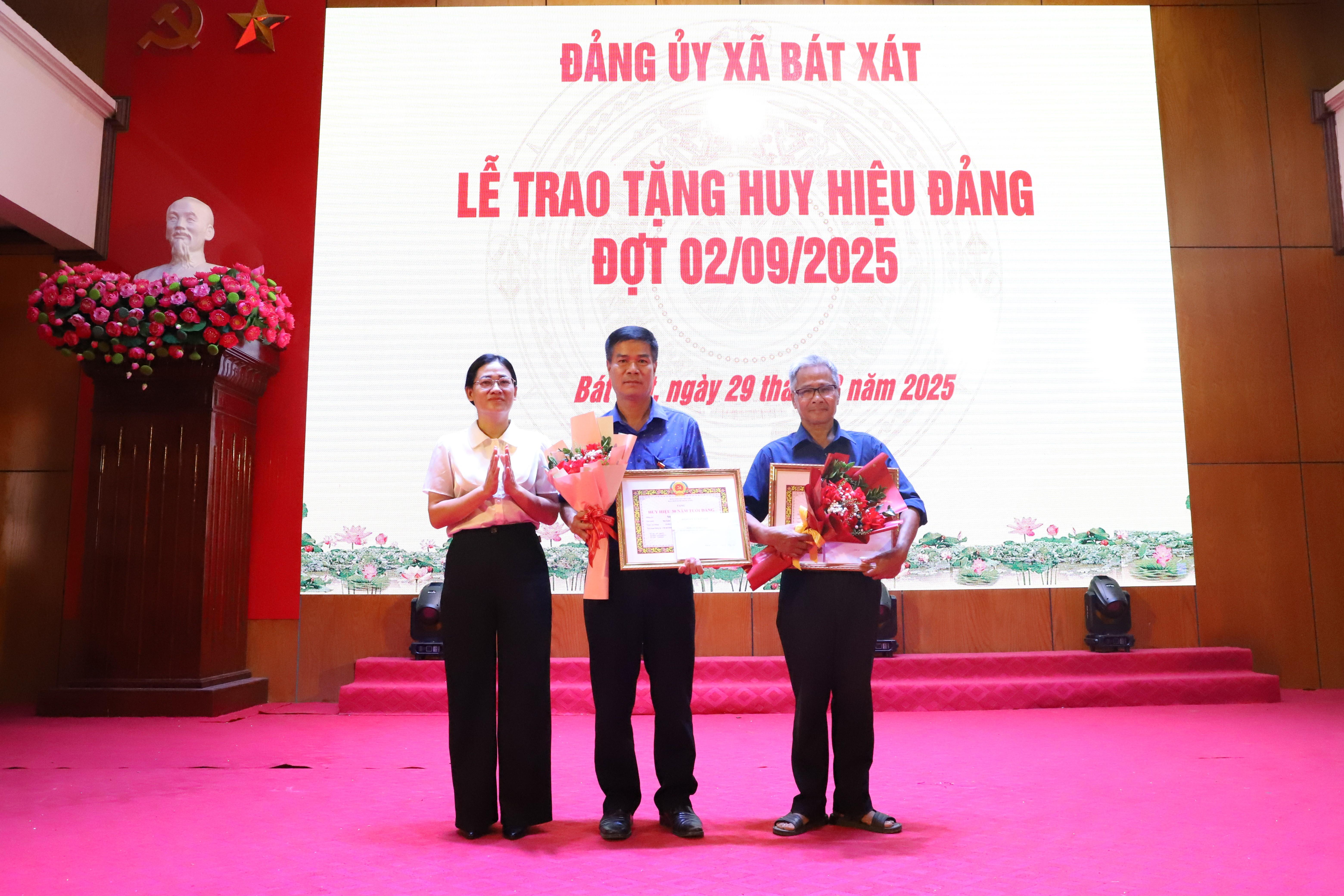 Trao huy hiệu 30 tuổi Đảng cho 2 đảng viên. 04.jpg