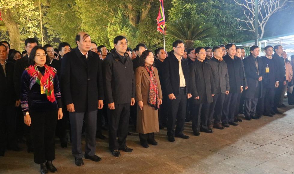 Các đại biểu dự lễ dâng hương tại Đền Kỳ Sầm.