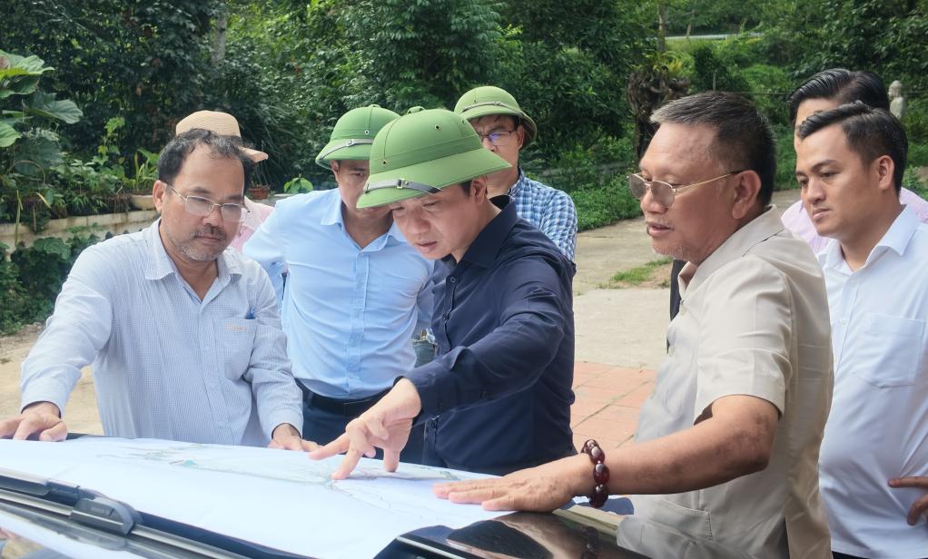 Đoàn đi khảo sát thực tế nắm bắt tình hình tại Khu du lịch sinh thái Suối Củn.