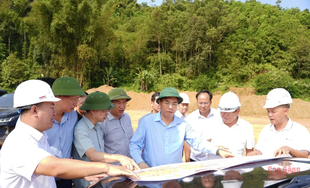 Bí thư Tỉnh ủy Phan Thăng An xem bản đồ, chỉ đạo phương án triển khai Dự án cao tốc Đồng Đăng - Trà Lĩnh.
