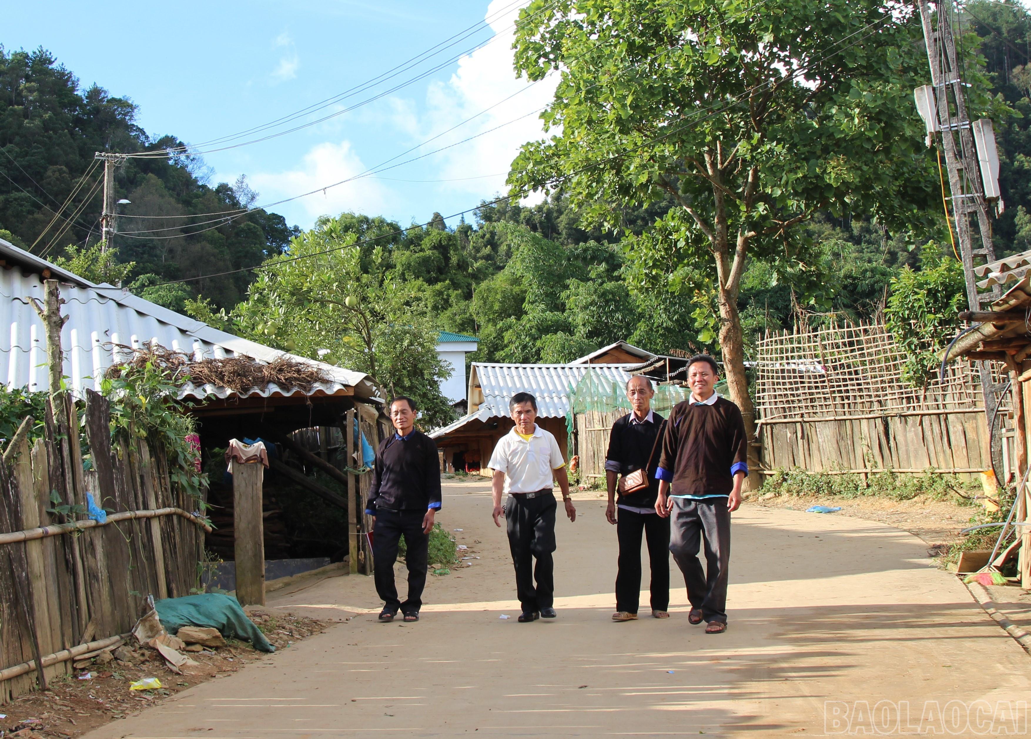 Câu chuyện phát triển đảng và xây dựng chi bộ đảng vững mạnh ở Háng Blaha B trở thành điểm sáng để chi bộ khác học tập. (Trong ảnh: Các đảng viên chi bộ Háng Blaha A chuẩn bị họp chi bộ). Câu chuyện phát triển đảng và xây dựng chi bộ đảng vững mạnh ở Háng Blaha B trở thành điểm sáng để chi bộ khác học tập. (Trong ảnh: Các đảng viên chi bộ Háng Blaha A chuẩn bị họp chi bộ).