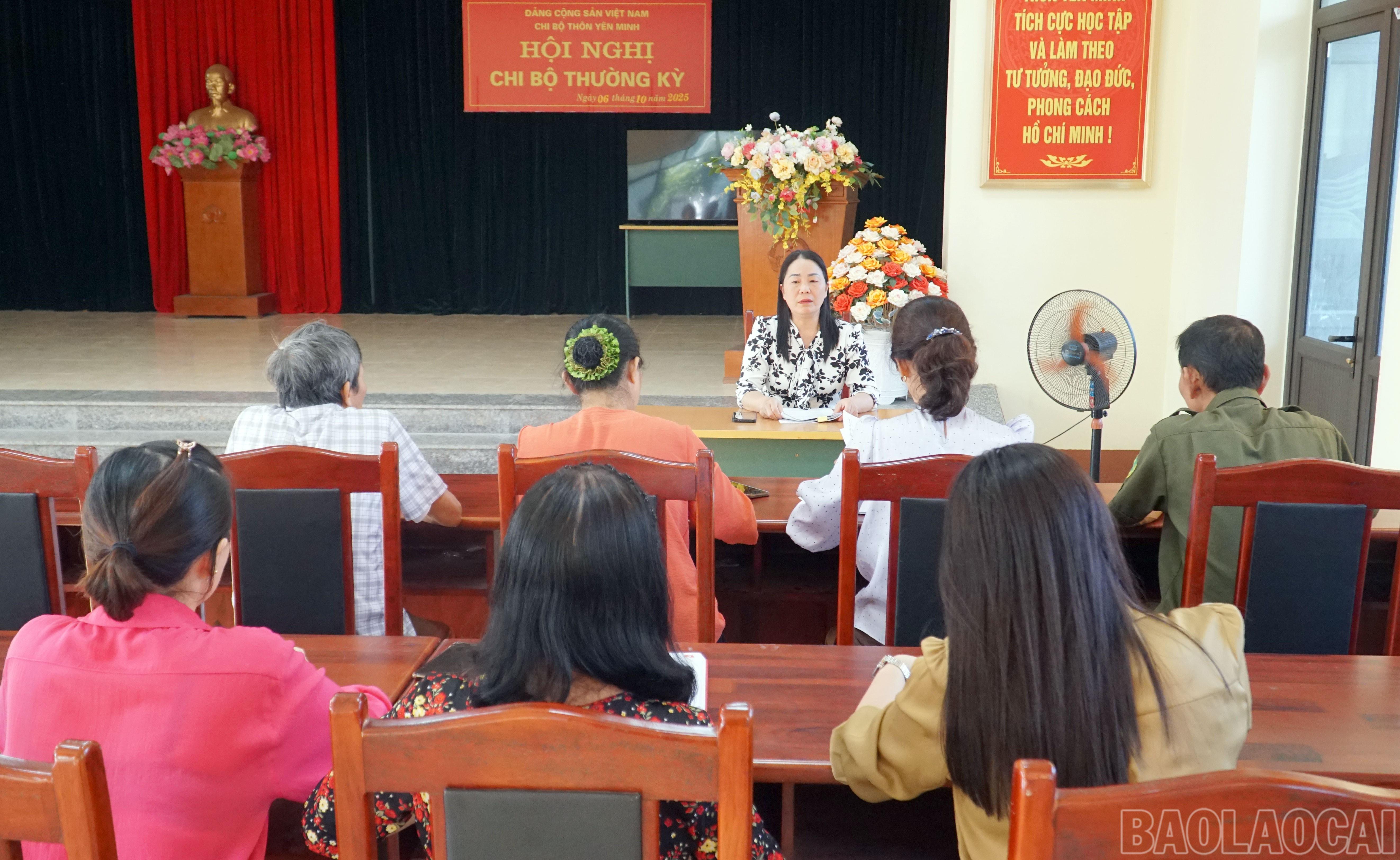 Ban Tuyên vận phường Nam Cường nắm bắt tình hình tại Tổ tuyên vận Tổ dân phố Yên Minh. baolaocai-br_yen-minh-3.jpg