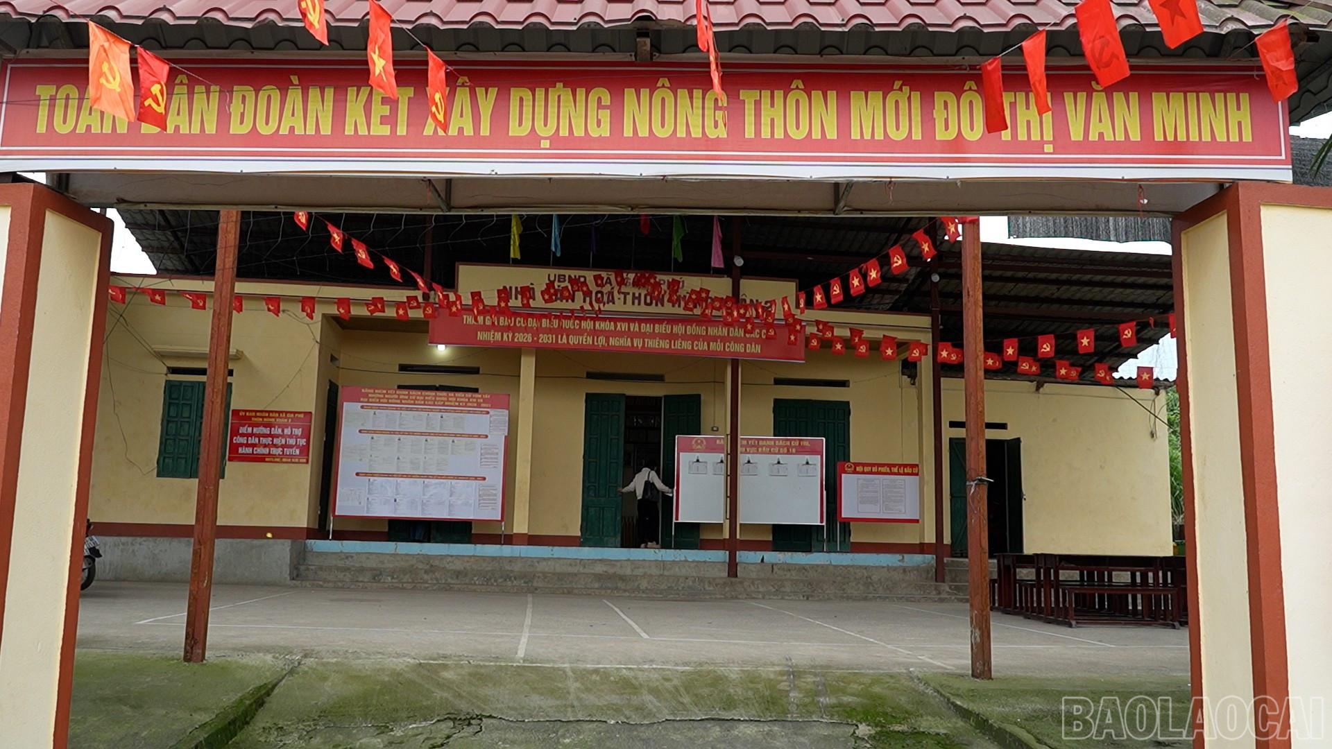 Khu vực bỏ phiếu trang hoàng rực rỡ. Khu vực bỏ phiếu trang hoàng rực rỡ.