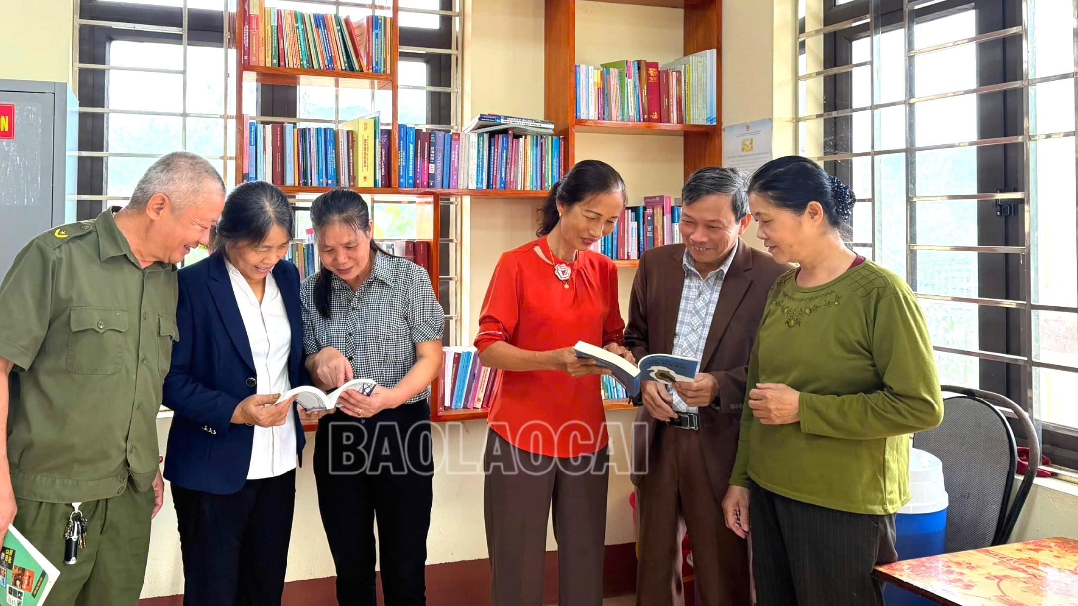 Ban Công tác Mặt trận tổ dân phố Yên Minh, phường Nam Cường trao đổi thông tin qua sách báo tại tủ sách nhà văn hoá.