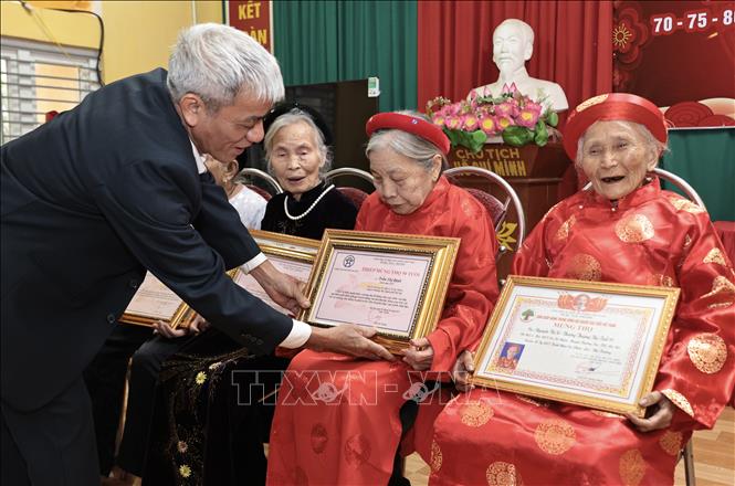 Trao chứng nhận mừng thọ cho c&aacute;c cụ tr&ecirc;n 90 tuổi tại x&atilde; Tự Nhi&ecirc;n, huyện Thường T&iacute;n (cũ), H&agrave; Nội.