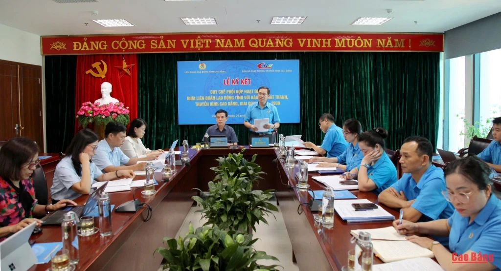 Đồng chí Hà Ngọc Tú, Tỉnh ủy viên, Chủ tịch Liên đoàn Lao động tỉnh phát biểu tại lễ ký kết.