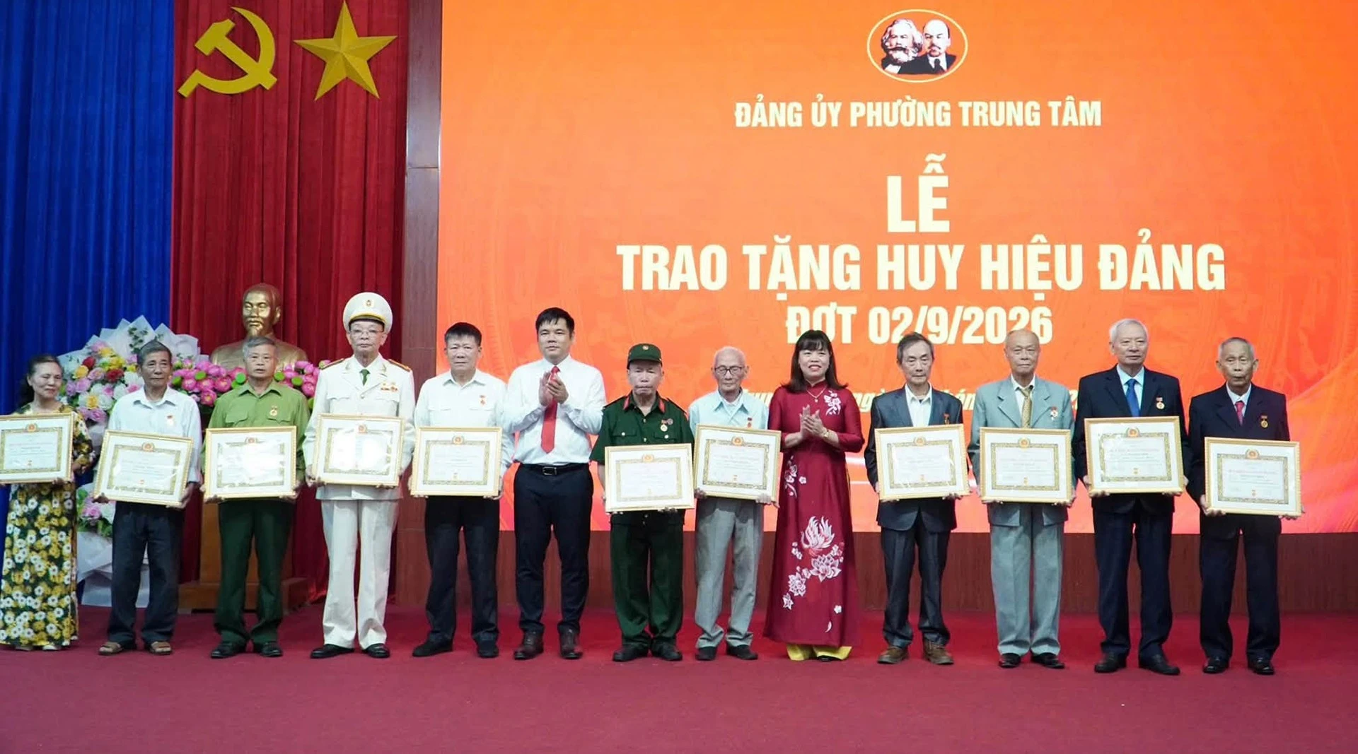 lanh-dao-phuong-trao-huy-hieu-cho-cac-dang-vien-dot-292026.jpg