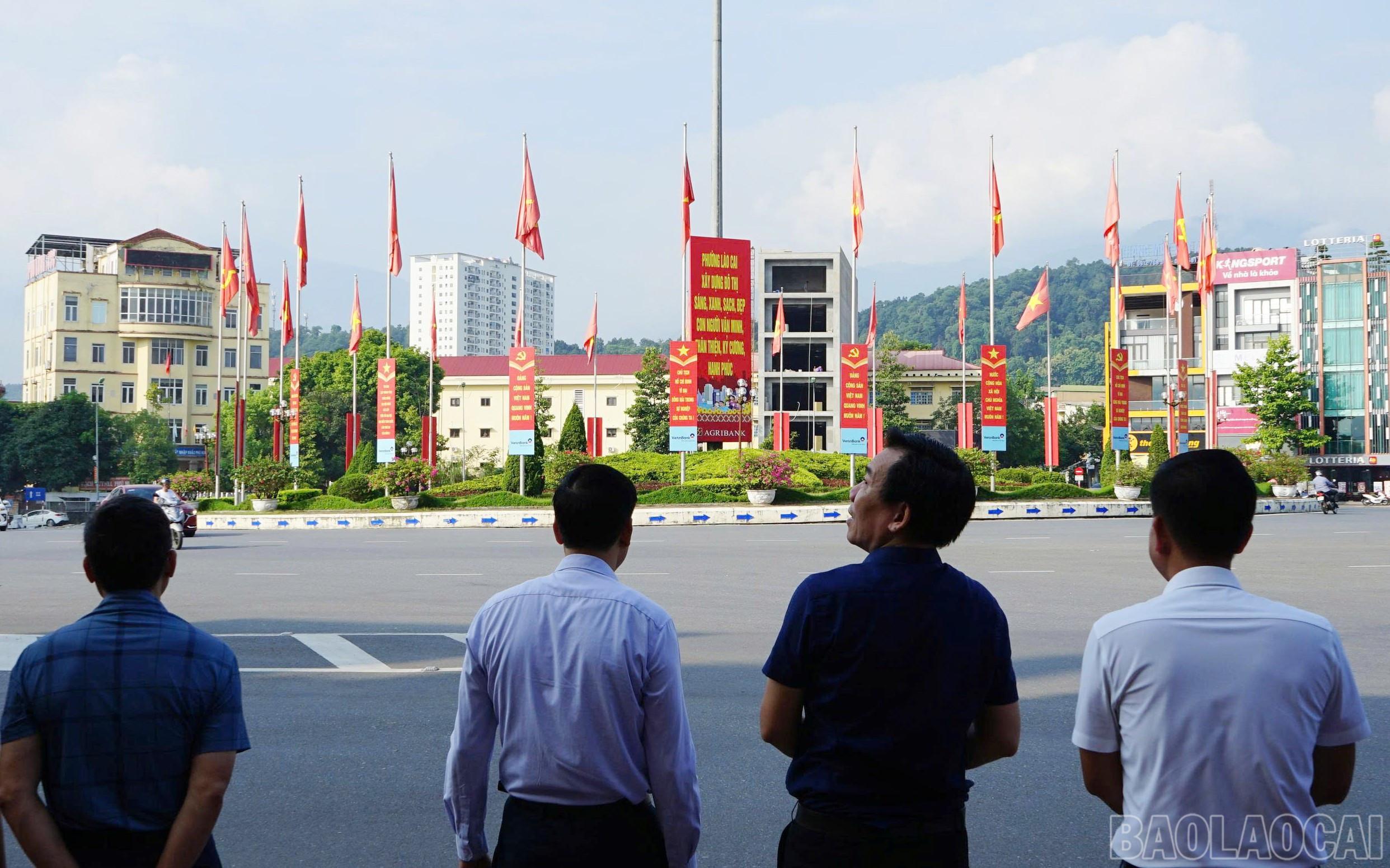 Tổ công tác kiểm tra công tác tuyên truyền khánh tiết tại khu vực ngã 6 Đại lộ Trần Hưng Đạo. baolaocai-br_2.jpg