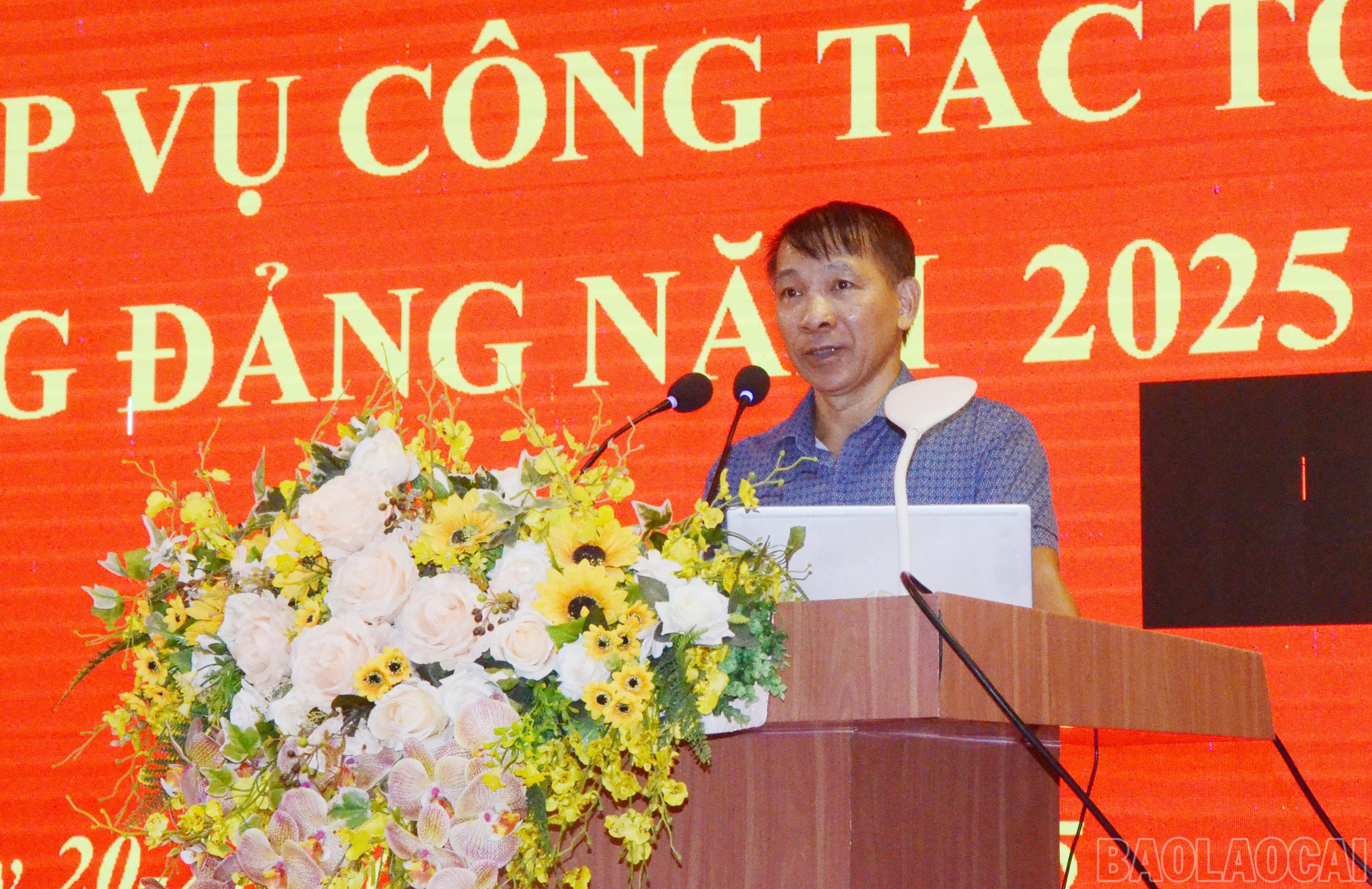 Đồng chí Ngô Hữu Quý - Phó Trưởng Ban Tổ chức Tỉnh ủy truyền đạt chuyên đề công tác tổ chức đảng, đảng viên.