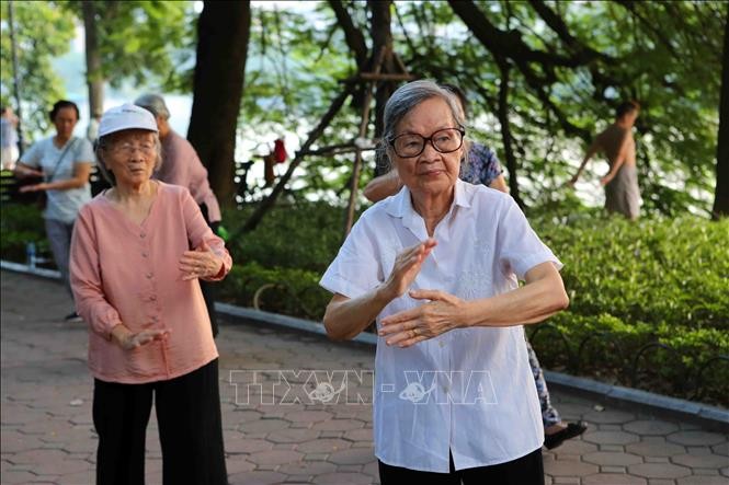 Người cao tuổi tập thể dục dưỡng sinh tại khu vực hồ Ho&agrave;n Kiếm (H&agrave; Nội).
