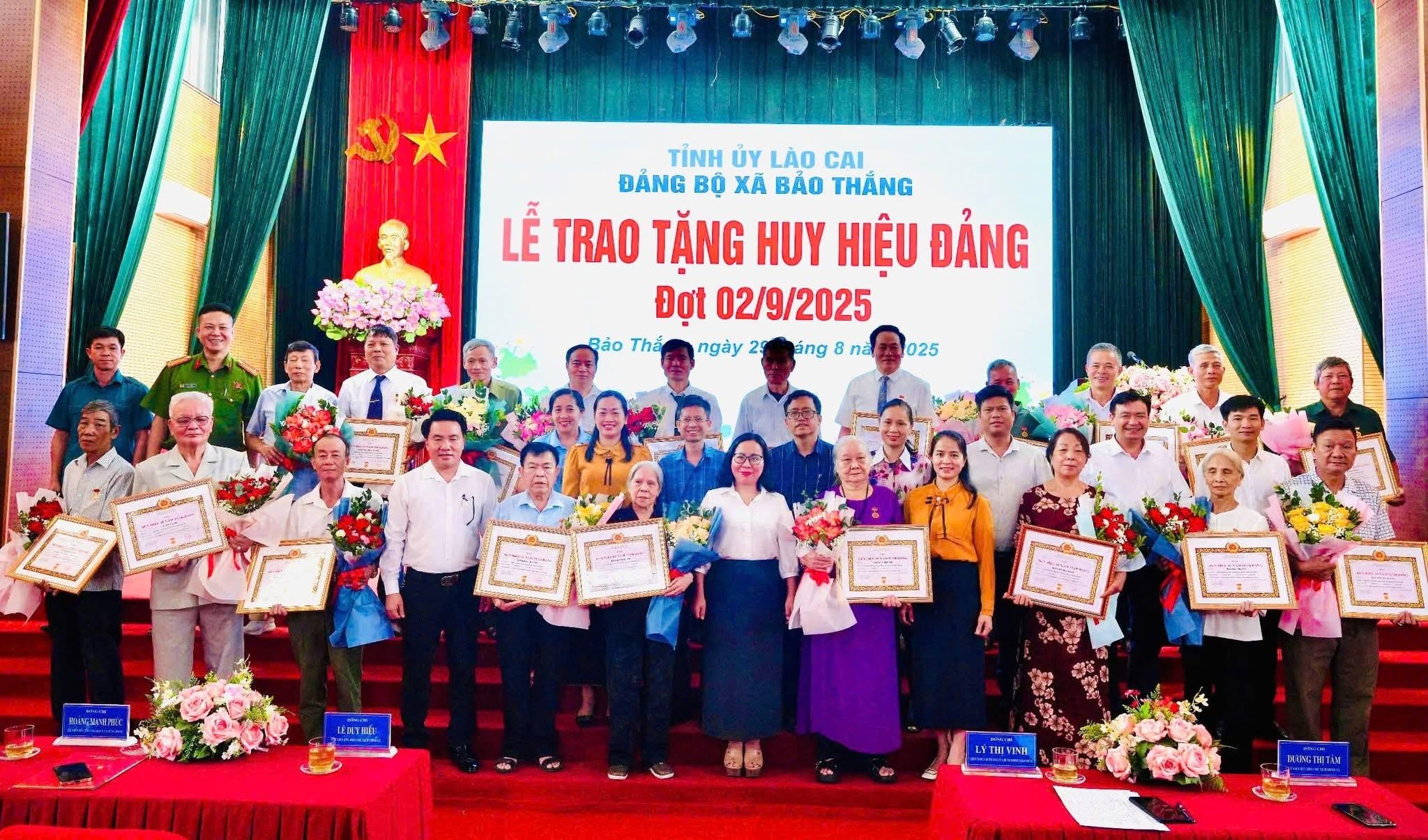 Trao tặng Huy hiệu Đảng dịp Quốc khánh 2/9 ảnh 1 img-4205.jpg