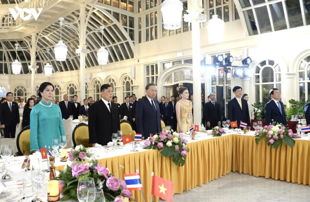 Tổng Bí thư, Chủ tịch nước Tô Lâm và Nhà vua Vương quốc Thái Lan Maha Vajiralongkorn Phra Vajiraklaochaoyuhua cùng các đại biểu thực hiện lễ chào cờ.