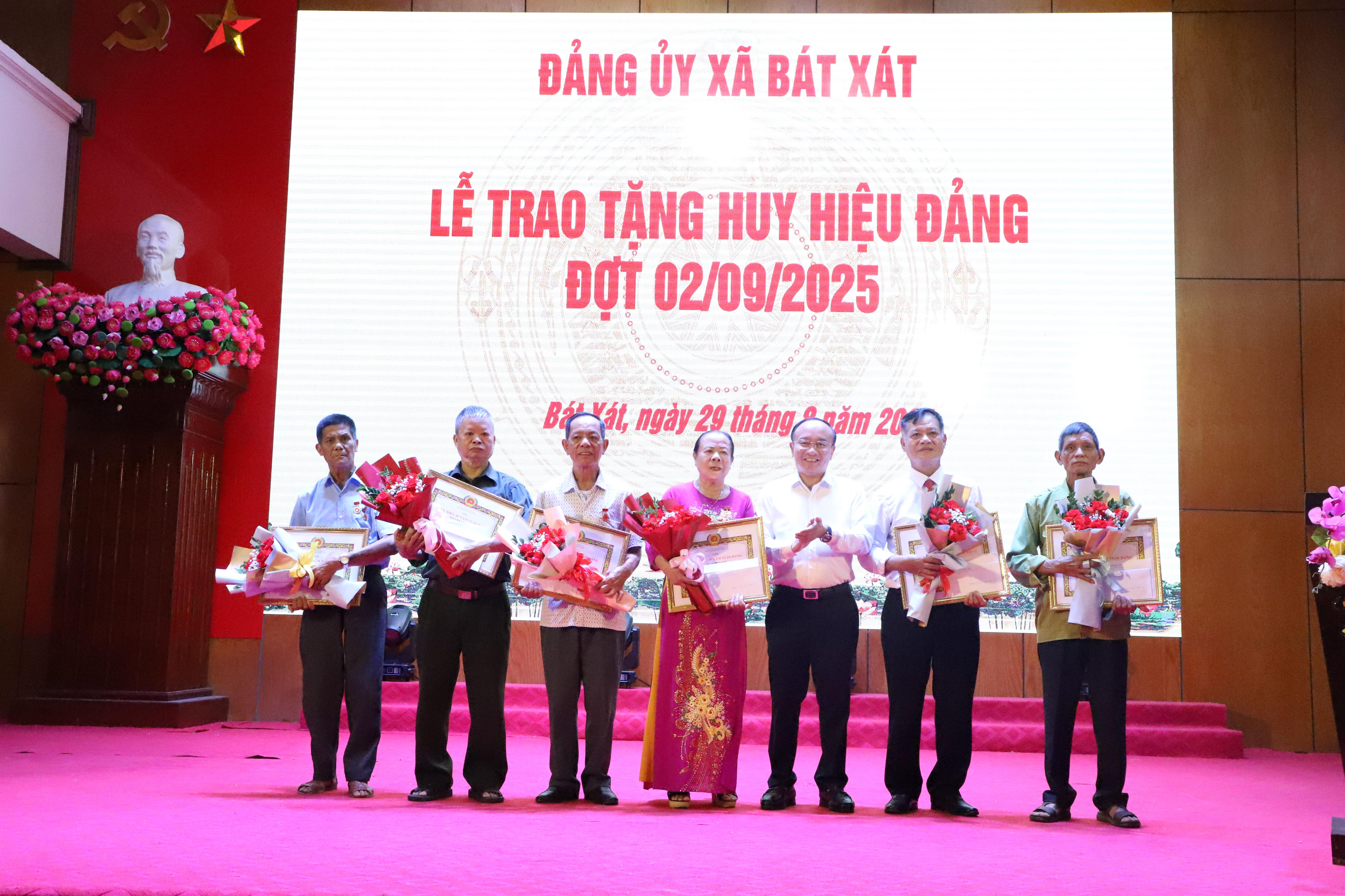Trao Huy hiệu 45 năm tuổi Đảng cho các đảng viên. 02.jpg