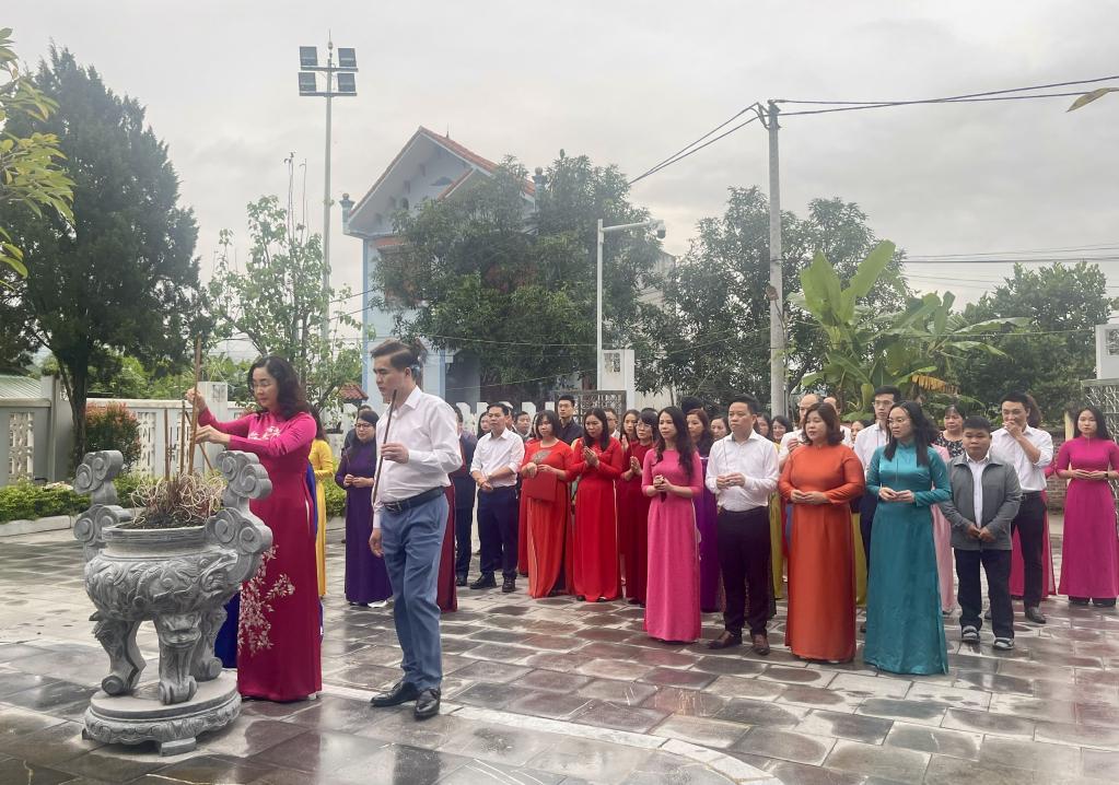 Đoàn dâng hương tại Khu lưu niệm đồng chí Hoàng Đình giong.