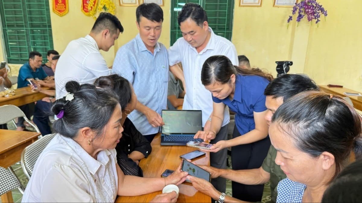 Cán bộ, đảng viên, Nhân dân xã Cát Thịnh tạo lập tài khoản theo dõi đại hội. z6881640585833-4684f031478adb16dc78ae8823445b67-5644.jpg