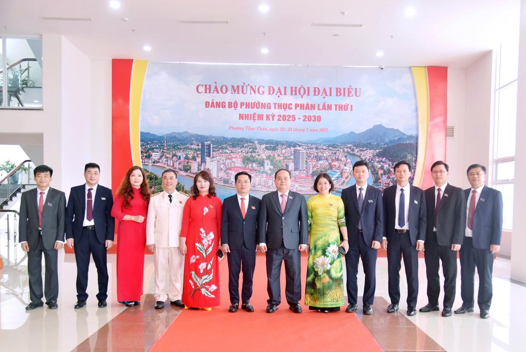 Bí thư Tỉnh ủy Quản Minh Cường và các đại biểu tại Đại hội đại biểu Đảng bộ phường Thục Phán lần thứ nhất, nhiệm kỳ 2025 - 2030.