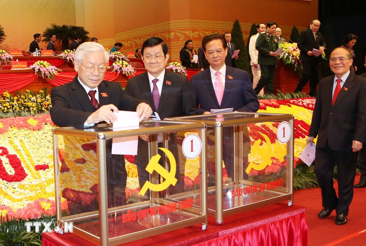 C&aacute;c đồng ch&iacute; l&atilde;nh đạo Đảng, Nh&agrave; nước v&agrave; c&aacute;c đại biểu bỏ phiếu bầu cử Ban Chấp h&agrave;nh Trung ương kh&oacute;a XII.