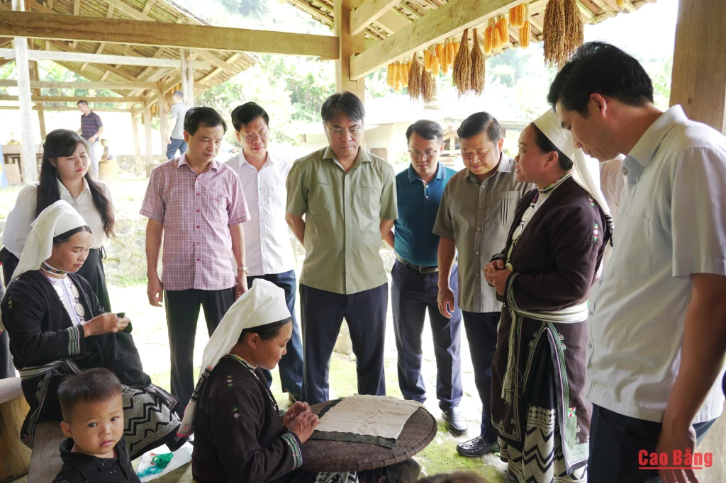 Bí thư Tỉnh ủy, Chủ tịch HĐND tỉnh Phan Thăng An tìm hiểu kỹ thuật in hoa văn bằng sáp ong của người Dao Tiền.