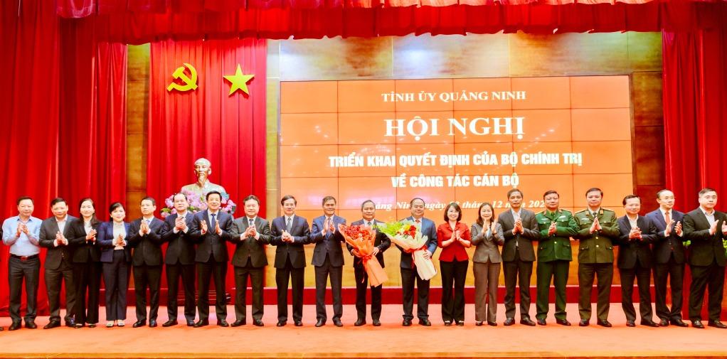 Thường trực Tỉnh ủy, HĐND, UBND, Ủy ban MTTQ và Đoàn ĐBQH tỉnh tặng hoa chúc mừng đồng chí Quản Minh Cường, Bí thư Tỉnh ủy Quảng Ninh và đồng chí Vũ Đại Thắng, Ủy viên Trung ương Đảng, Phó Bí thư Thành ủy, Chủ tịch UBND TP Hà Nội, nguyên Bí thư Tỉnh ủy Quảng Ninh.