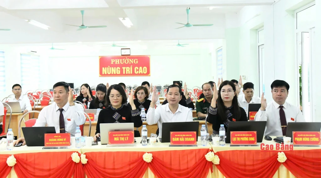 Đại biểu biểu quyết thông qua các nghị quyết tại kỳ họp.
