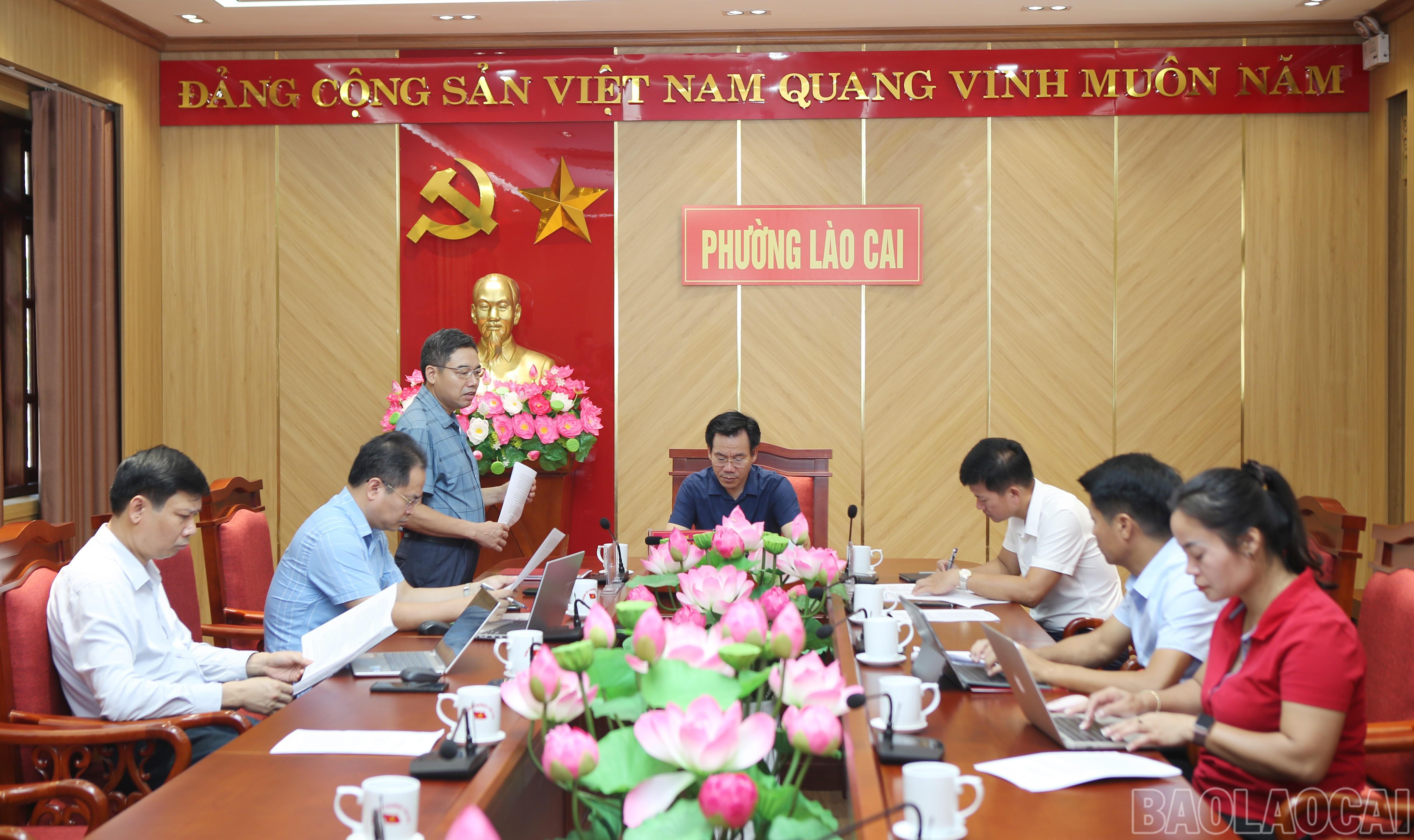 Thường trực Đảng ủy phường Lào Cai báo cáo công tác tuyên truyền chào mừng Đại hội đại biểu Đảng bộ tỉnh lần thứ I, nhiệm kỳ 2025 - 2030. baolaocai-br_6.jpg