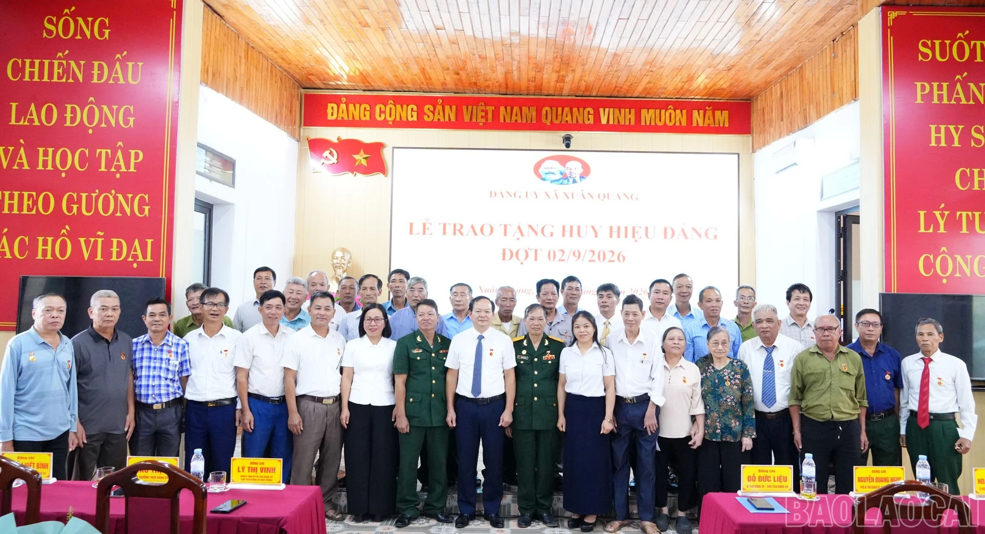 Các đảng viên được trao tặng Huy hiệu Đảng tại buổi lễ.